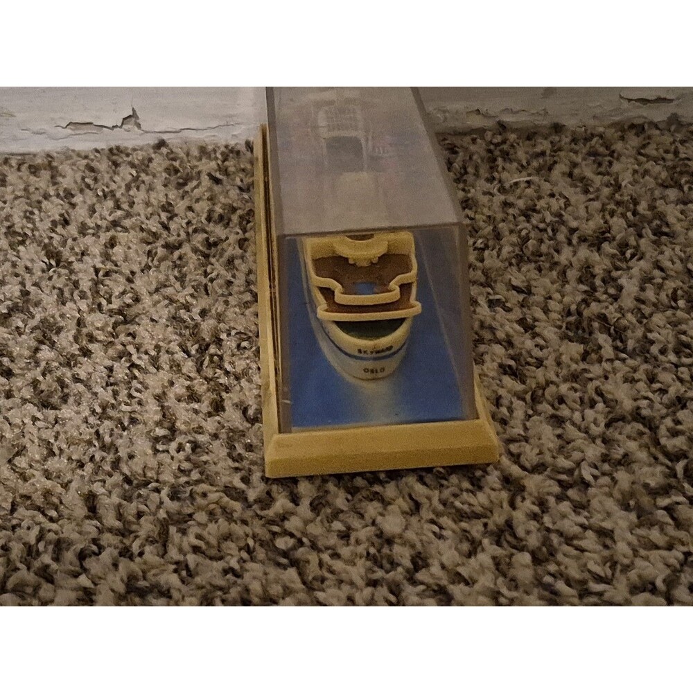 Vintage M/S Skyward Cruiseship Plastic Model Ship in Case 9" 1961-1991 - Picture 3 of 7